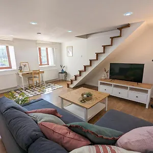 Stylish 2-bedroom In Appartamento Budapest